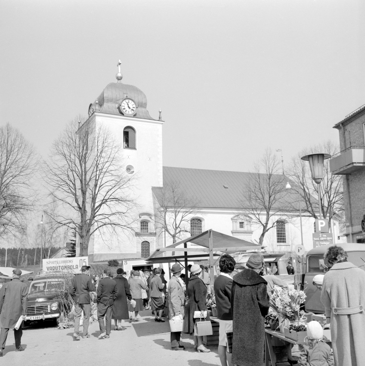 Livlig handel på Stora torget i Mjölby. Året är 1961.