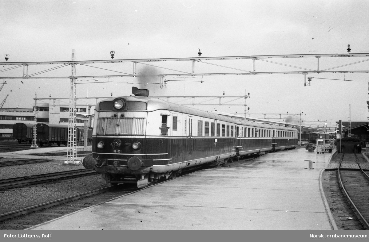 Dagtoget til Oslo Ø over Røros, tog 302, med dieselmotorvognsett type 88 kjører ut fra Trondheim stasjon.