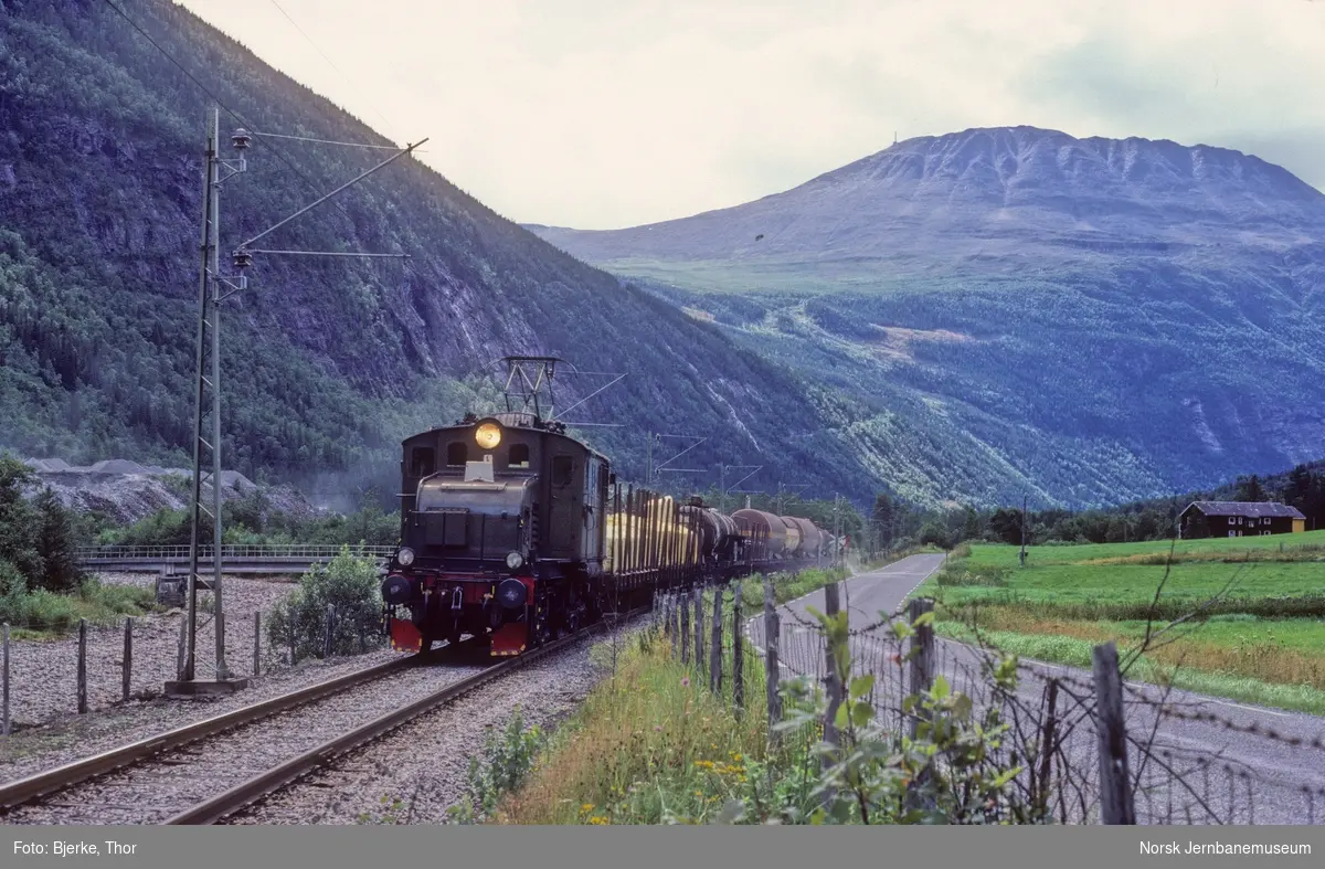 Rjukanbanens elektriske lokomotiv nr. 14 med godstog 61 i nærheten av Miland med Gaustatoppen i bakgrunnen