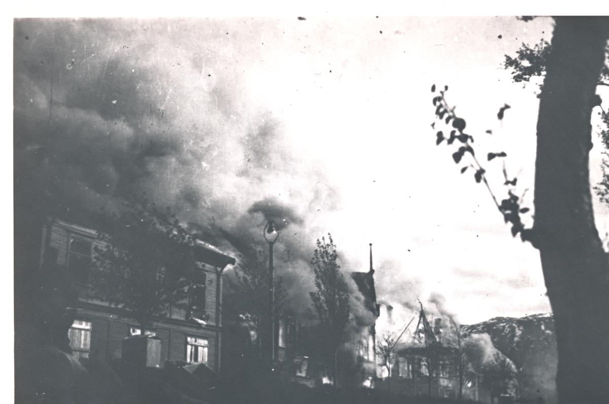 Hus i brann i Narvik etter bombinga 1940.