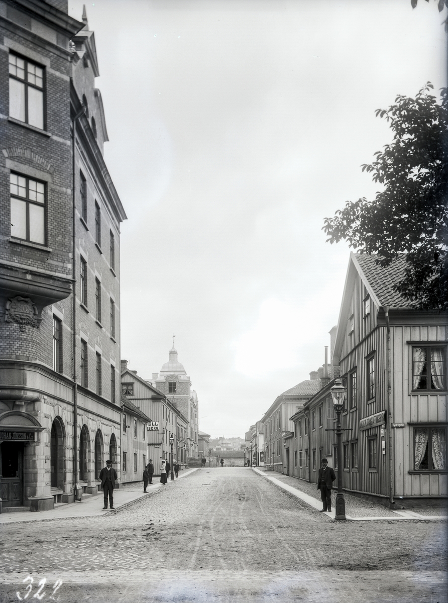Skolgatan mot väster från Kyrkogatan i Jönköping. Till vänster, Kyrkogatan 12, ett av de äldsta tegelhusen i staden, ritat av stadsarkitekt Fredrik Sundbärg år 1897. Till höger ses Ljungs Platsanskaffningsbyrå.
