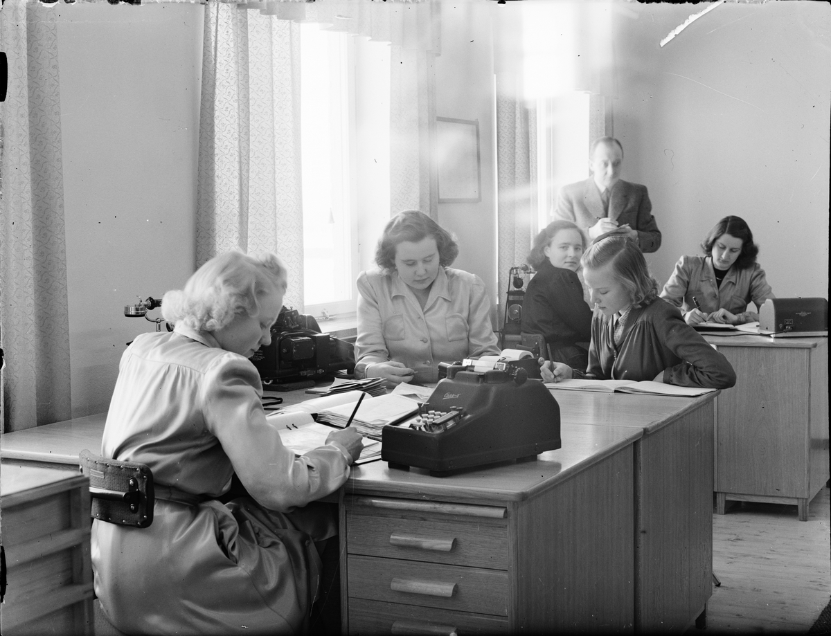Kvinnor arbetar vid skrivbord, Uppland