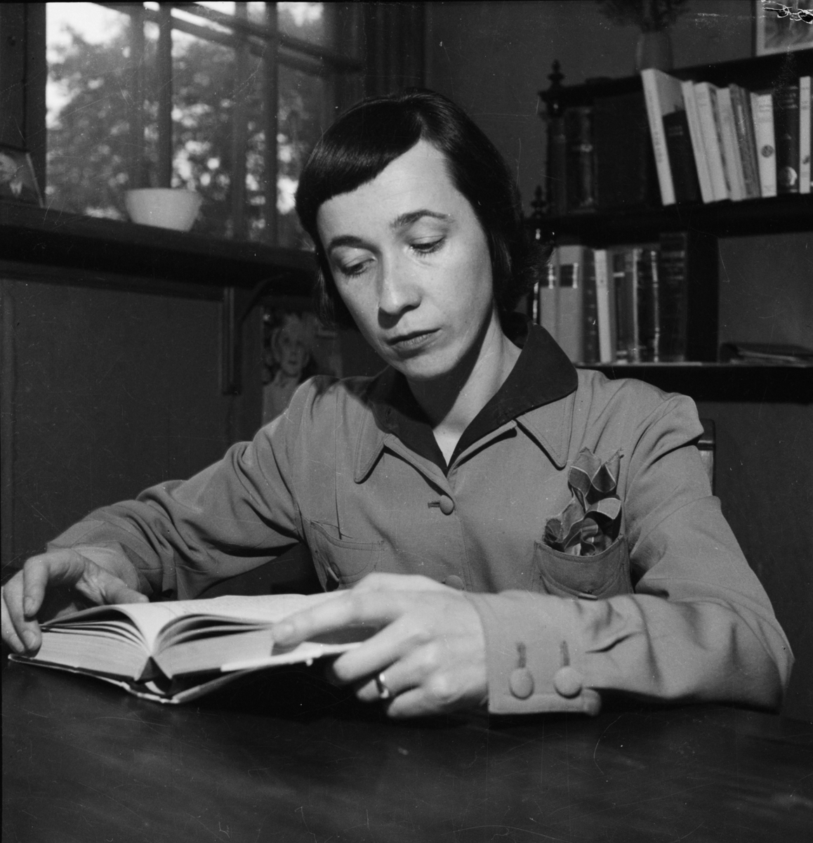 Författarinnan Sara Lidman läser en bok, Uppsala 1954