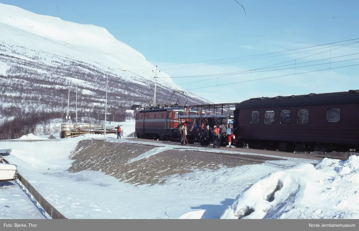 Svensk elektrisk lokomotiv Rc4 1159 foran tog 3588 Kiruna-Narvik på Abisko turiststation holdeplass