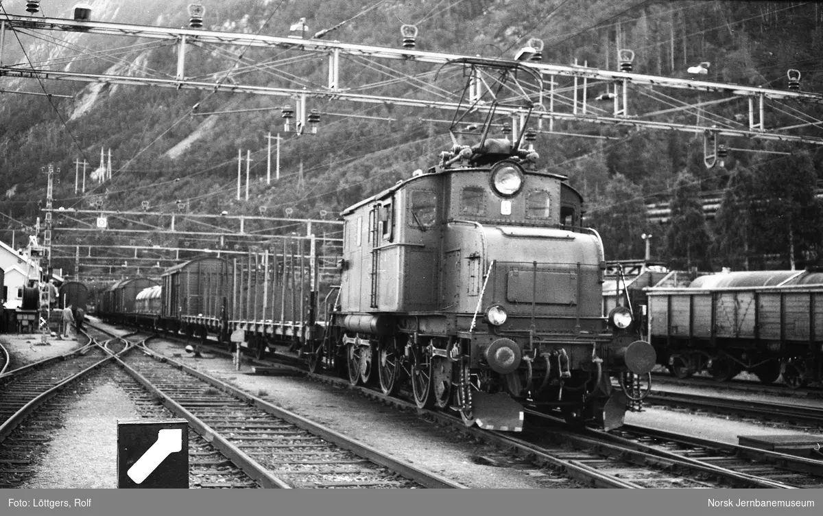 Rjukanbanens elektriske lokomotiv RjB 14, tidligere NSB El 1 2001, med godstog på Rjukan stasjon.