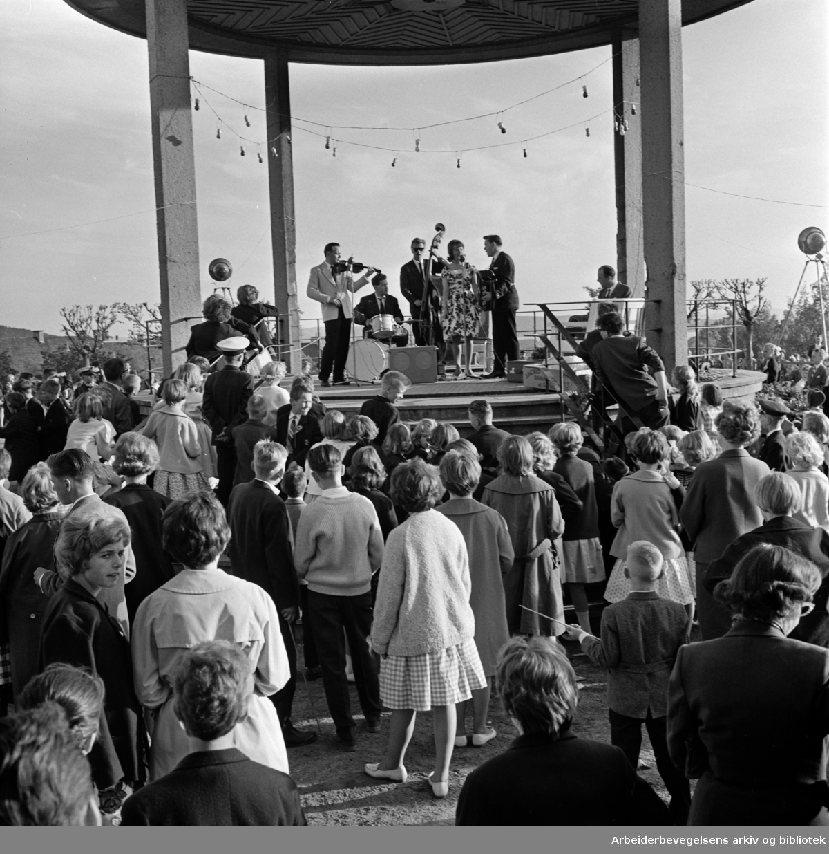 Folkefest i Torshovparken. Aage Thuens kvartett og Wenche Blomquist underholder. 17. mai 1961.