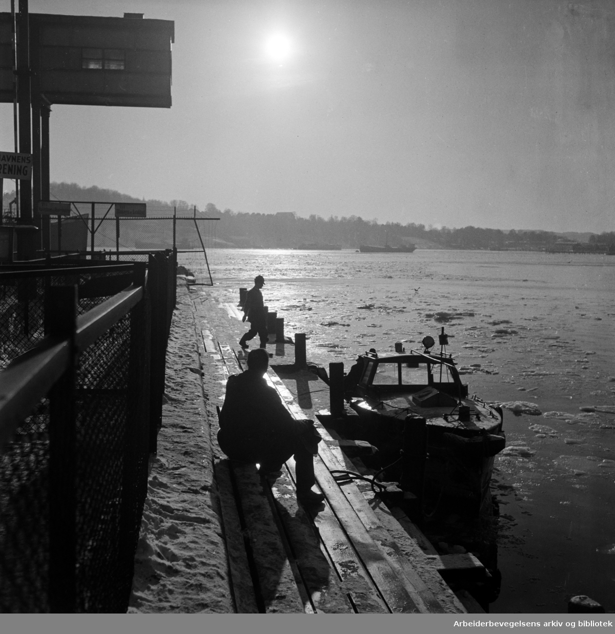 Vinterstemning på Oslo havn. Mars 1954..