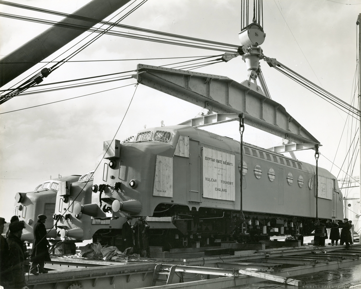 M/S 'Belbetty' (b.1949)(Burmeister & Wain’s Maskin- og Skibsbyggeri, København), -laster elektriske lokomotiver i Liverpool på vei til Alexandria.