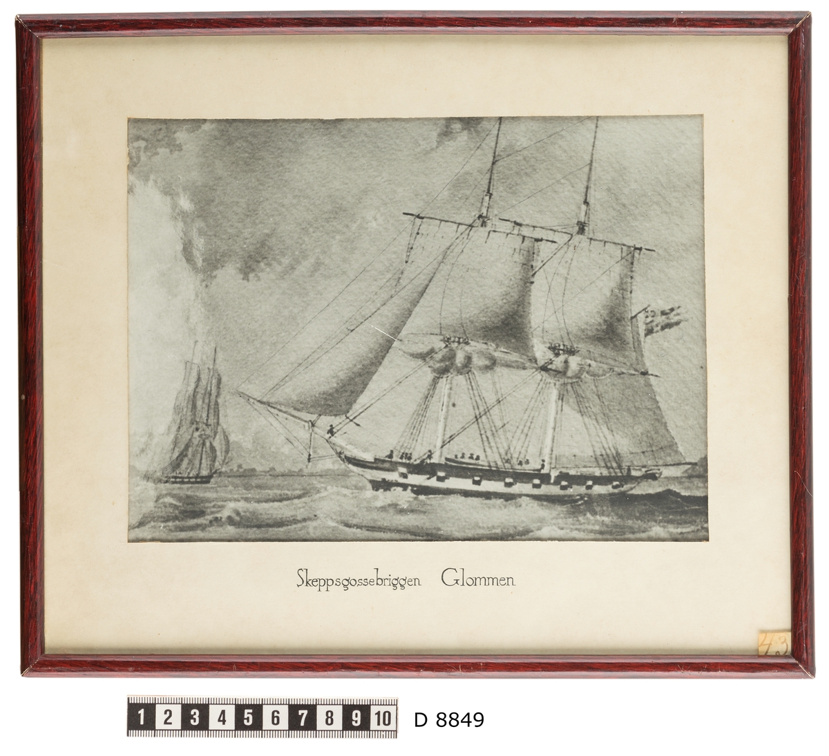 Denna reprofotografering efter en målning föreställer skeppsgossebriggen Glommen till havs.