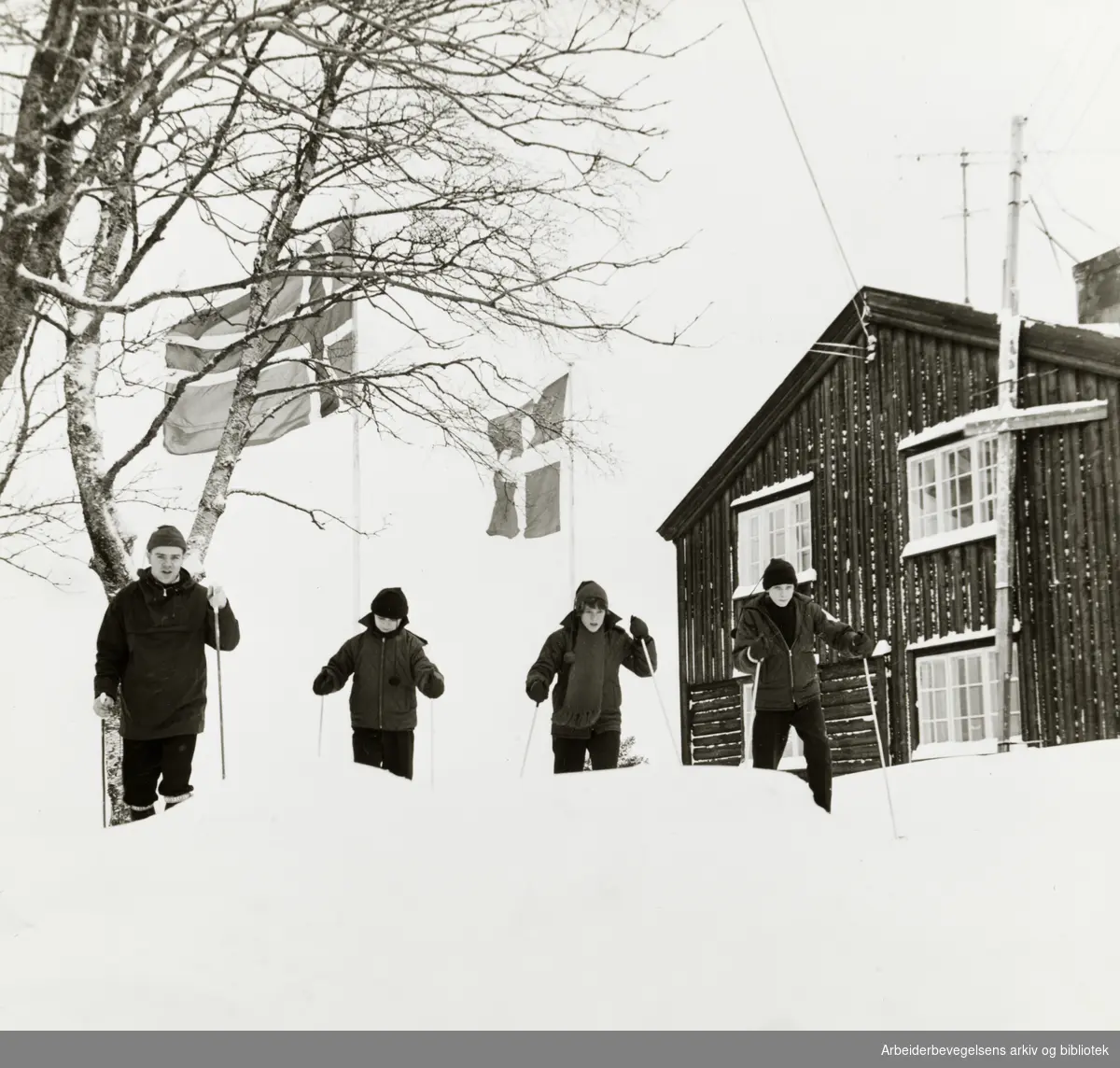 Lysebu. Danske barn lærer å gå på ski. Januar 1965