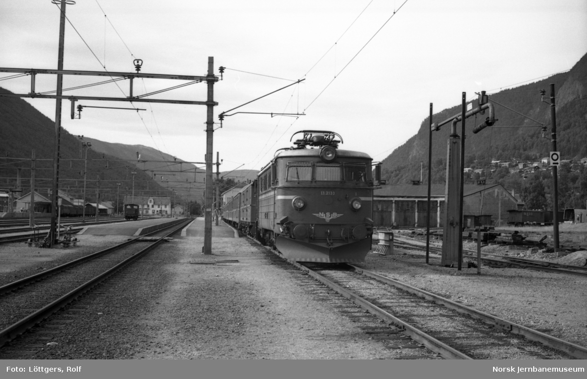 Elektrisk lokomotiv El 13 2133 med materiellet fra hurtigtog 307 fra Oslo Ø på Otta stasjon.