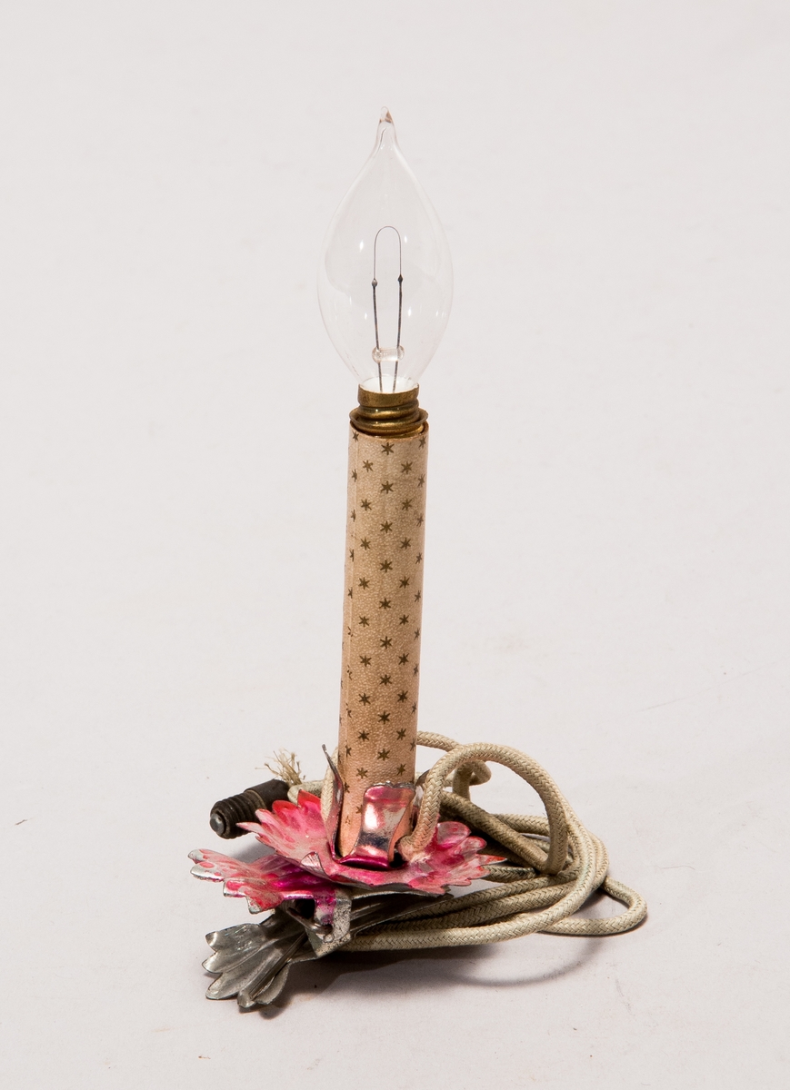 Elektrisk koltrådslampa för julgransbelysning, med dvärgfattning, i stake, fastsatt i en vanlig hållare för julgransljus.
Tillbehör: Ledningar med kontaktskruvar.