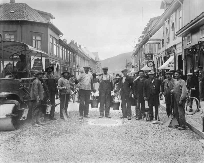 Repro: Asfaltering i Storgata i Lilllehammer i 1932, da gata ble asfaltert for første gang.