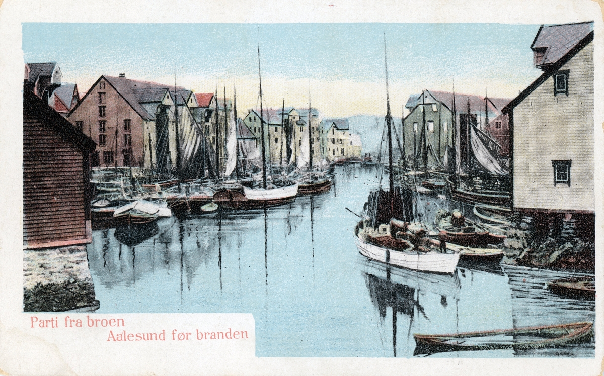 Oversiktsbilde av Brusundet, sett fra Hellebroa i Ålesund. I sundet ligger det flere typer båter.