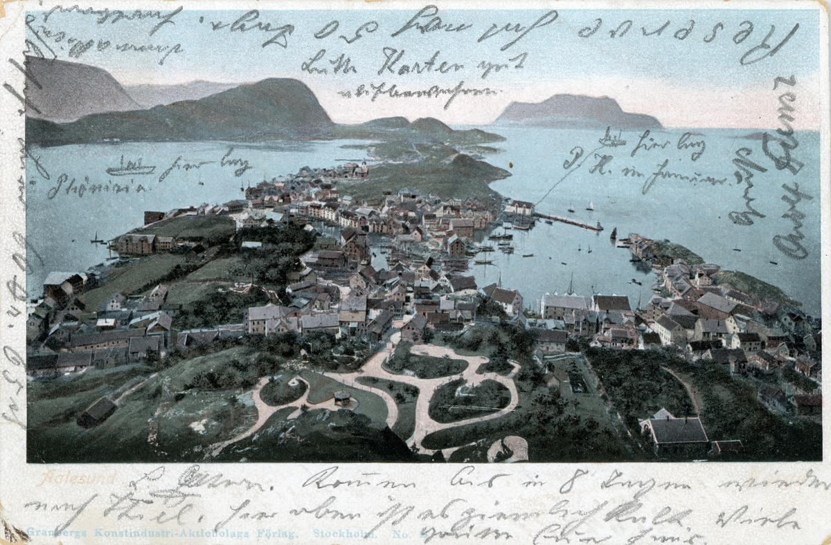Oversiktsbilde av Ålesund by og parken sett fra Aksla.