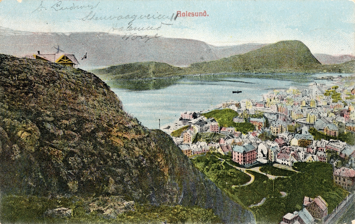 Oversiktsbilde av Ålesund med Aksla og Fjellstua, sett fra nordsiden av Aksla.