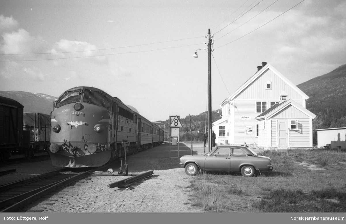Diesellokomotiv Di 3 642 med dagtoget til Oslo, tog 352, på Bjorli stasjon. Kryssende godstog i spor 2.