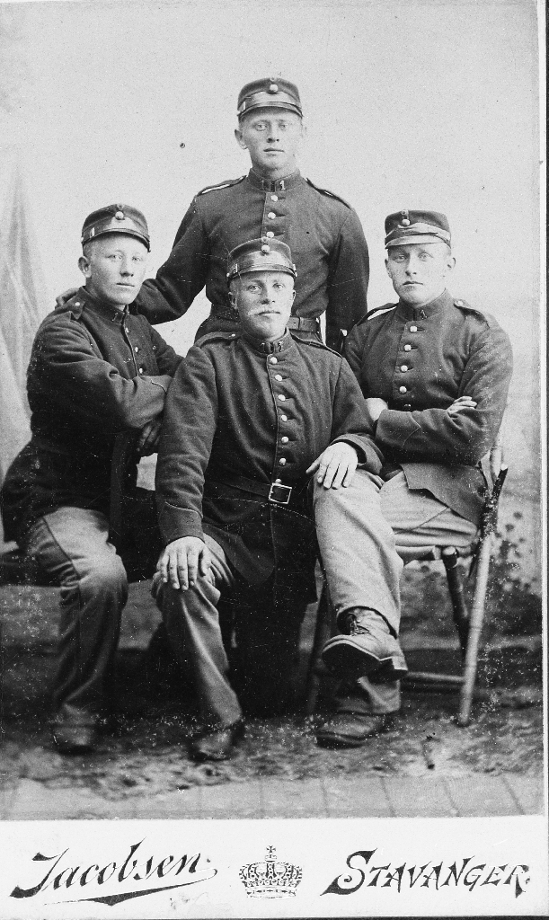 Fire menn i soldatuniform, ca 1902.
Framme f. v. : Torstein Vestly, Omund Jonsen Hognestad og lensmann Omund Norheim. Bak : Hans Ånetasd (1881 - )
