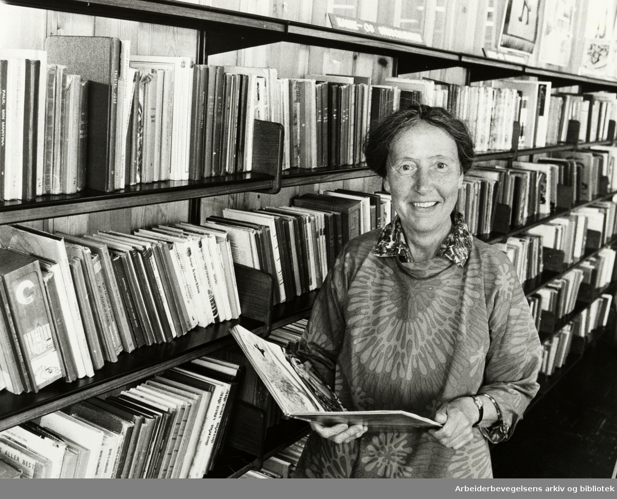 Bibliotekar Marit Olsen på Deichmanske biblioteket på Manglerud, september 1979.