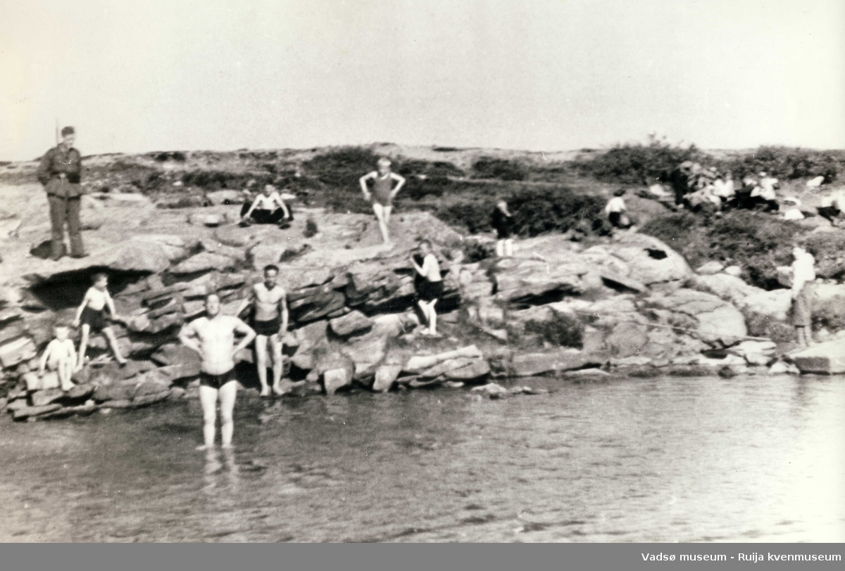 Bading  i Sjåbuselva ved Kiby i Vadsø  med soldatvakt 1944 