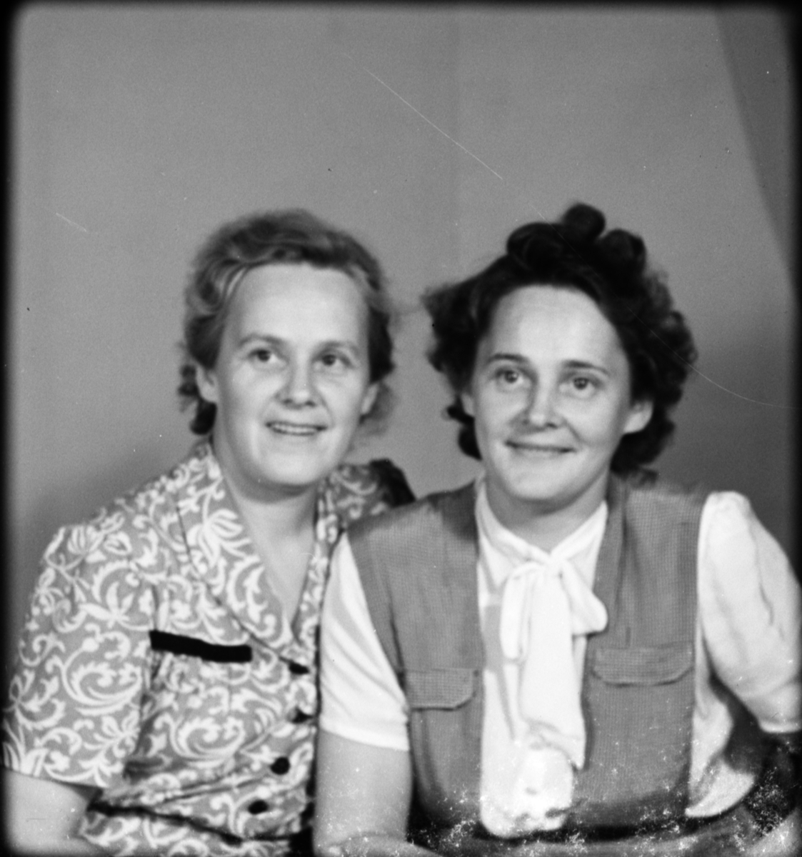 Malin Nyman från Spånga, sannolikt med sin syster, Alunda socken, Uppland 1948