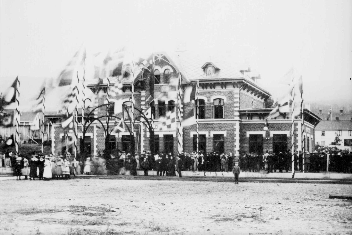 Repro: Åpning av jernbanen Hamar-Tretten 25. september 1894 - folkemengden på Lillehammer stasjon