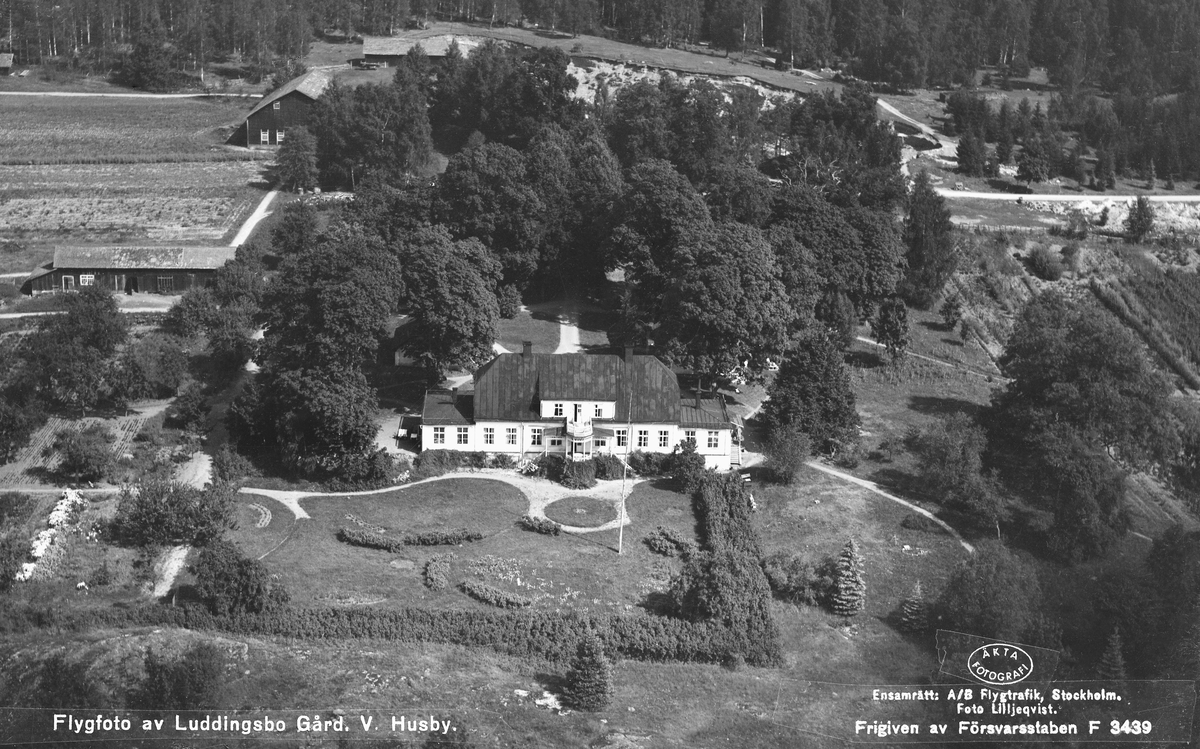 Luddingsbo gård från ovan 1938. Godset har en komplicerad ägarlängd som växlande tillhört Kronan och i privat ägo av medlemmar ur släkterna Banér, Lillie, De Geer och Cederbaum med flera. Huvudbyggnaden brann ned till grunden 1949.