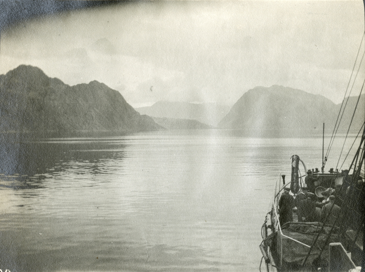 Bildtext: "Var komma igenom?"
S/S Aeolus kryssar sig fram genom en norsk fjord.