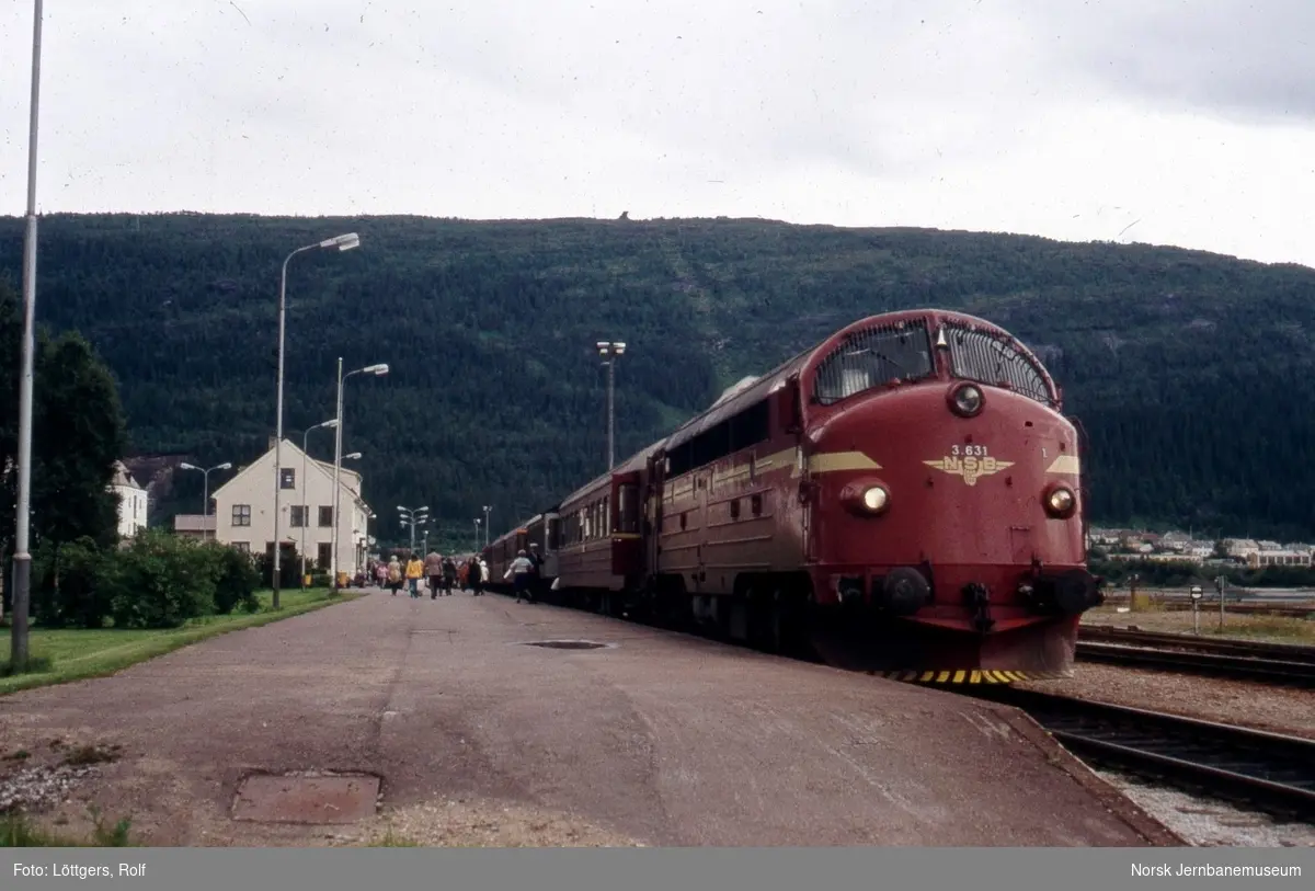 Diesellokomotiv Di 3 631 med dagtoget fra Trondheim til Bodø, tog 451, på Mo i Rana stasjon. De to fremste vognene i toget ble koblet fra i Mo i Rana