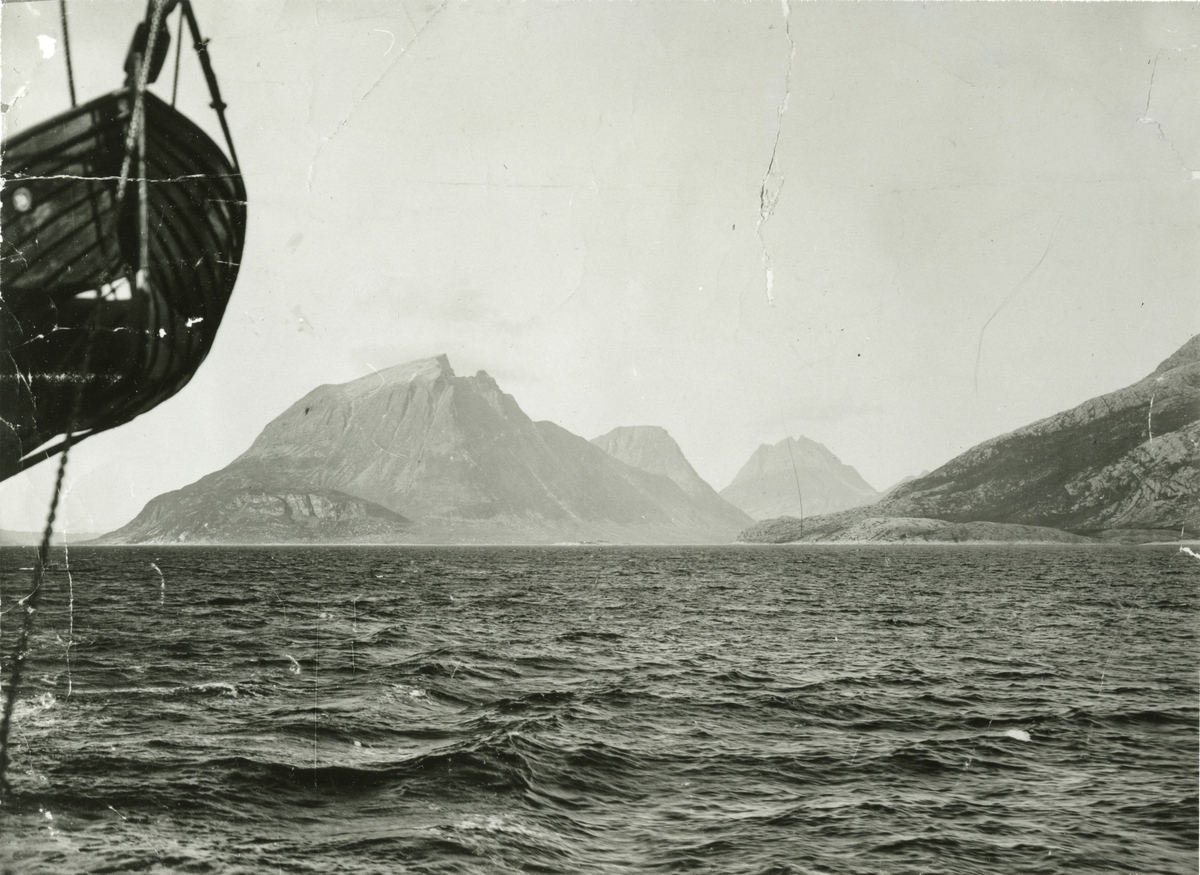 Bildtext: "Lofoten - Trondheim"
Vy från Aeolus över en fjord.
