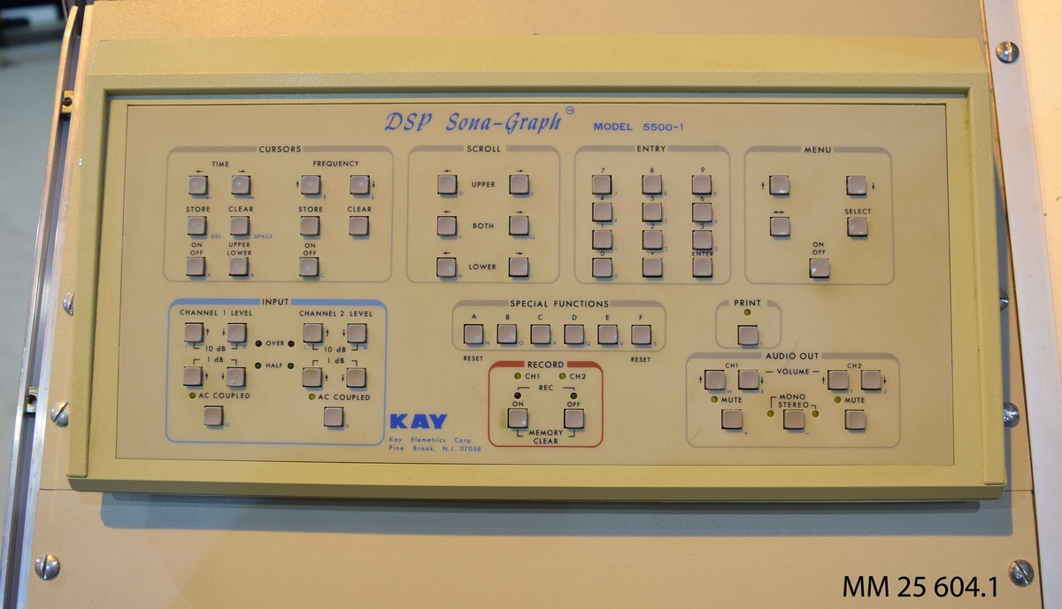 Sonograf 5500 DSP för analys av ljud från sonarer. Utrustning bestående av flertalet vita apprater: sonograf, skärm, styrenhet, strömförsörjningsbox, högtalare (JBL) och hörlurar.