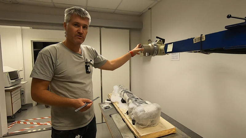 På besøk i røntgenavdelingen på Kulturhistorisk museum. Konservator Brynjar Sandvoll forklarer hvordan røntgenmaskinen fungerer. (Foto/Photo)