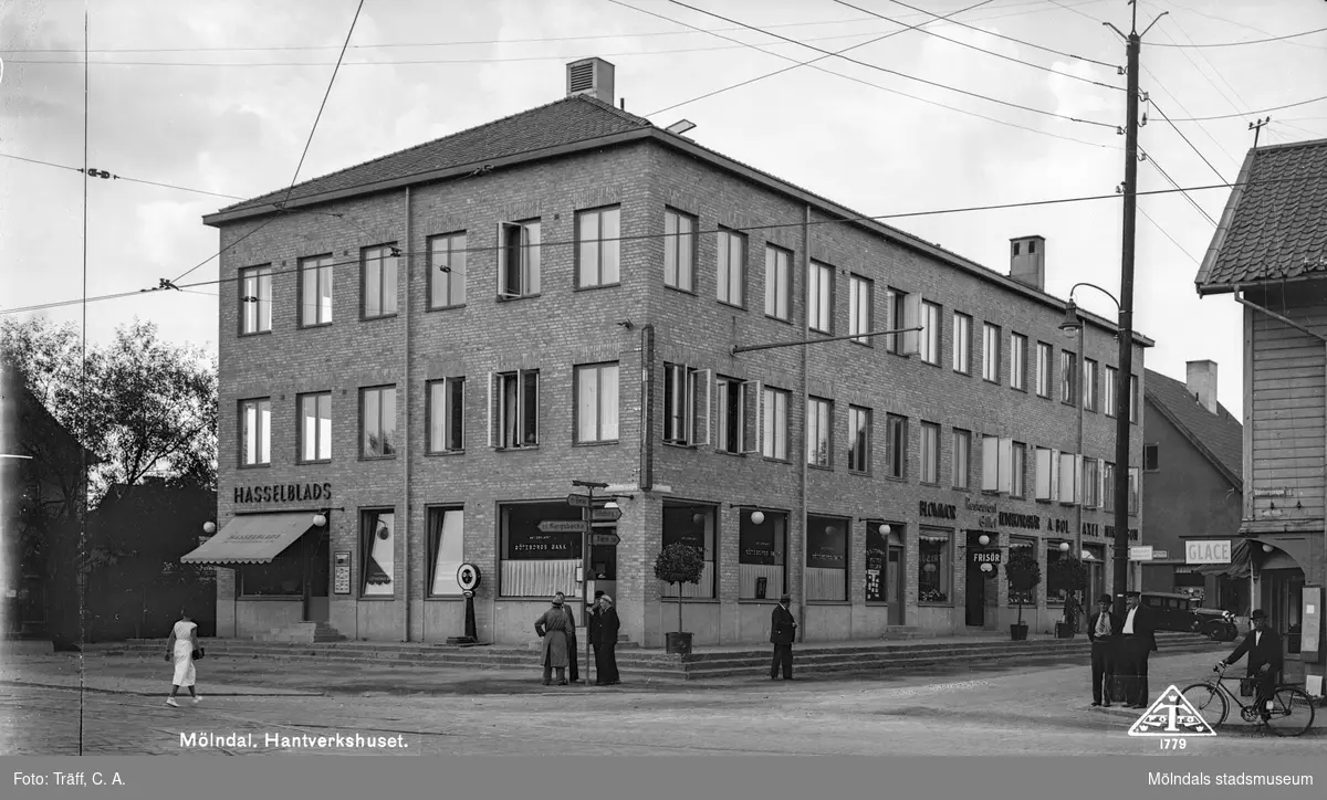 Vy från Göteborgsvägen mot Hantverkshuset i Mölndalsbro, Mölndal, 1930-1950-tal. Fasader mot Kungsbackavägen och Frölundagatan.