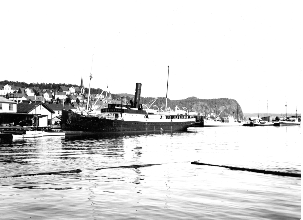 Kystruta ligger ved Dampskipsbrygga. Ca. 1920 -50