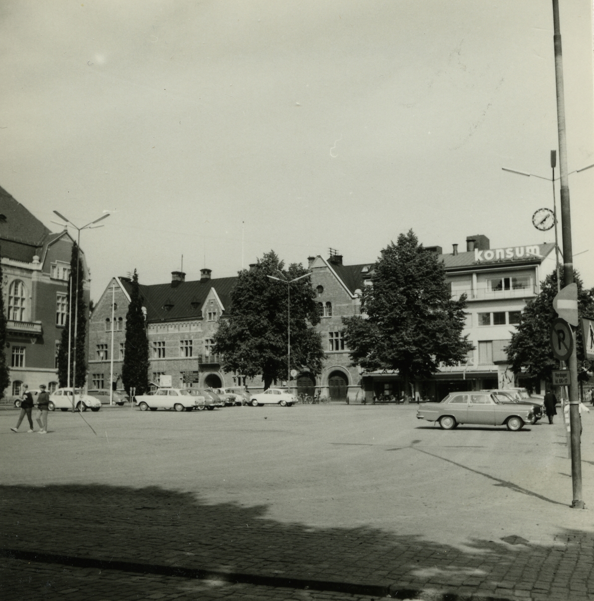 Västerås. Stora torget med Erik Hahrs Brandstation/polishus och Konsum. 1964.