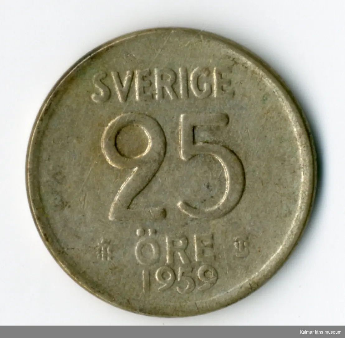 KLM 46167:66 Mynt, av metall, 25 öre. Utgiven 1959. Under Gustaf VI Adolfs tid.