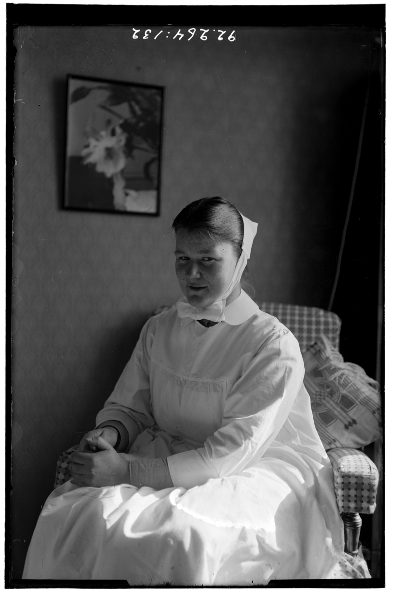 Hålahult sanatorium, interiör, sjukvårdspersonal kvinna i uniform sittande i fotölj