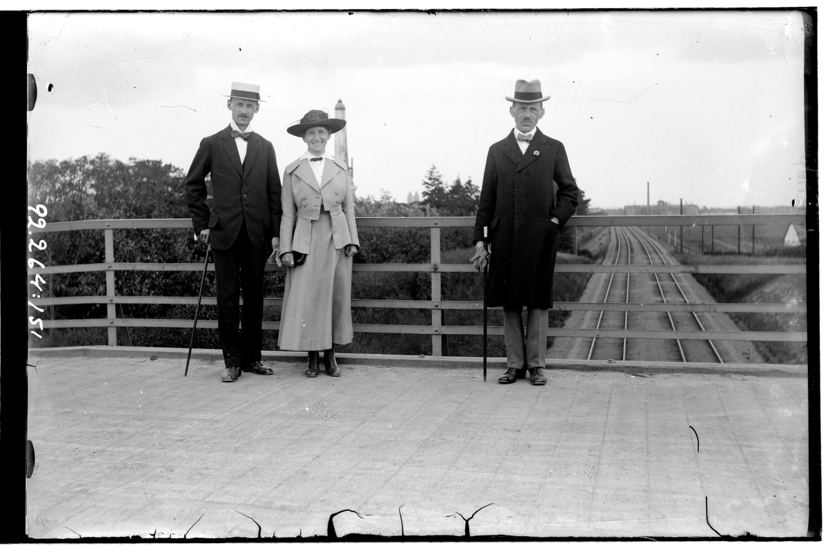 Hålahult sanatorium, exteriör, två män och en kvinna står på en bro över järnvägen, uppklädda, Ervalla stationen?