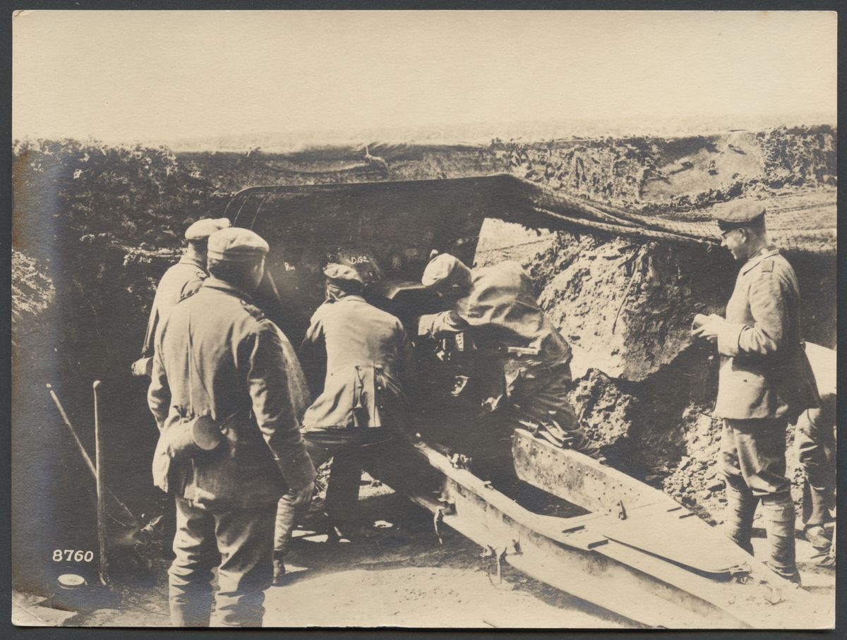 Bilden visar manskapet till en artilleripjäs under arbete.