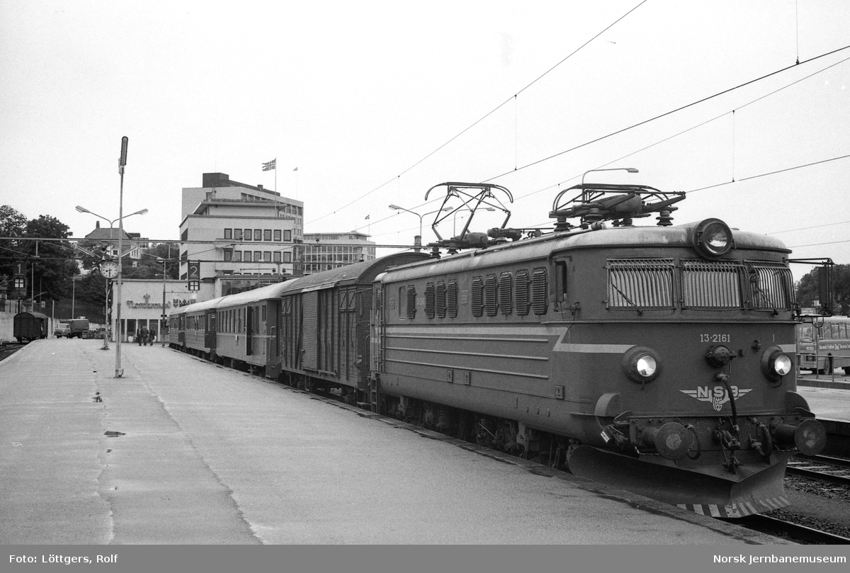 Elektrisk lokomotiv El 13 2161 med dagtoget til Oslo V, tog 702, på Stavanger stasjon.