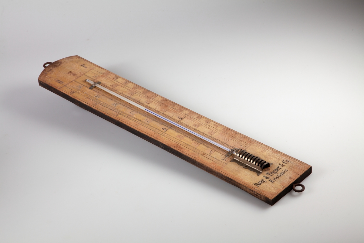 Utendørs veggtermometer. Gradering i R, C og F (Réaumur, Celsius og Fahrenheit)