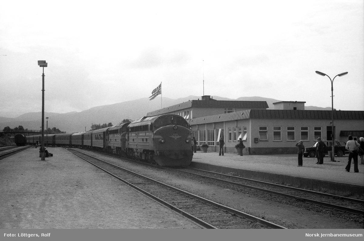 Diesellokomotiv Di 3 630 og Di 3 605 med nattoget fra Trondheim til Bodø, tog 455, på Fauske stasjon. Den fremste vognen i toget, en kafeteriavogn, ble koblet til i Mo i Rana