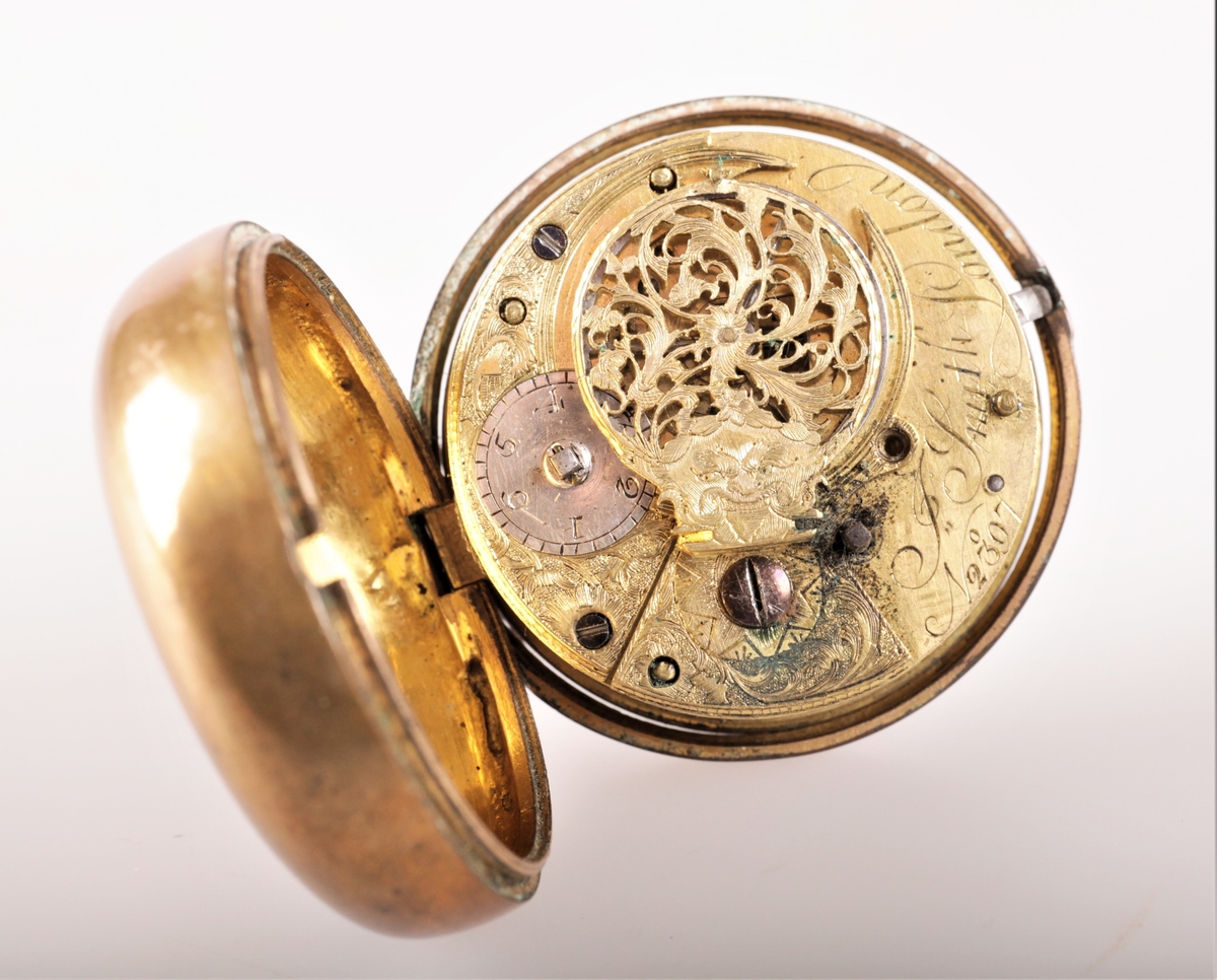 Spindelur, der visere og glass mangler. Uret er i sølv og har lang oppstander med hempe. På urverket står: J.Smith London No 2307