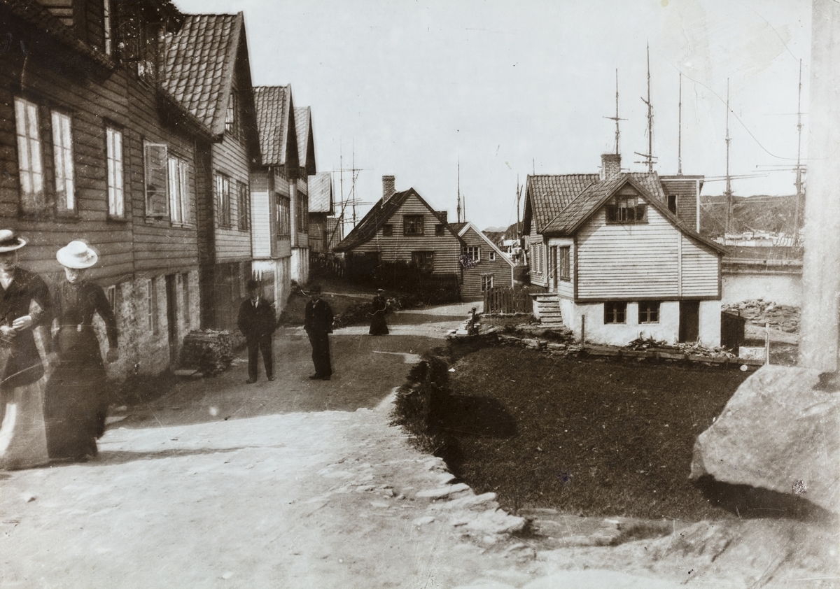 Hasselgata (Verftsveien) sett mot nord, ca. 1906.