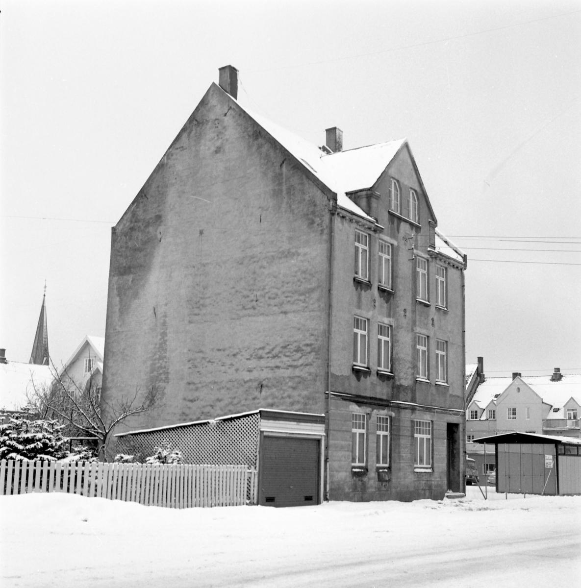 Vinterbilde. Bensinstasjon. Byhus i krysset Tuhauggt./Øvregt. Bestilt av Mobil Bensinstasjon i Øvregt.
