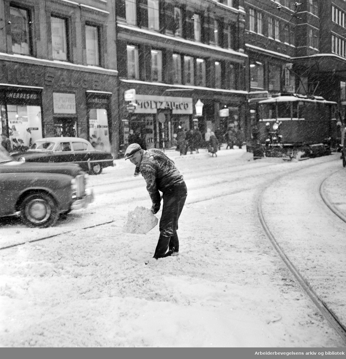 Snørydding i Storgata i Oslo. Vinteren 1959.