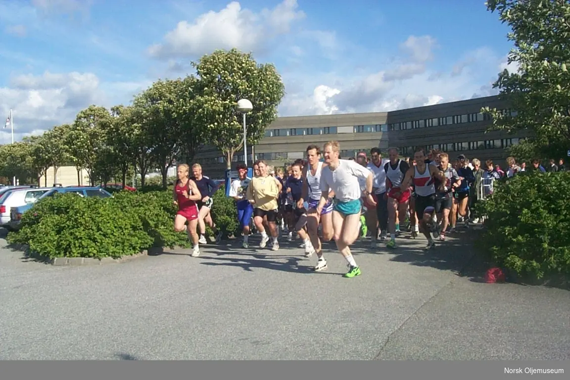 Medlemmer i idrettslaget på Phillips løper ut fra basen i Tananger.