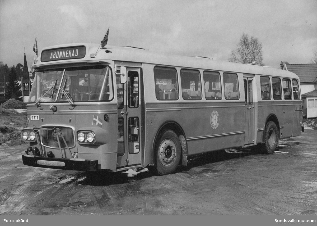 En buss dom tillhörde firman Hagabussen AB, som användes som turistbuss. På sidan ses dekalen "Hagabussens Turistlinjetrafik Sundsvall". Bussens färg var troligen röd-gulvit. Firman upphörde 1967 då veksamheten köptes upp av Sundsvalls kommun.