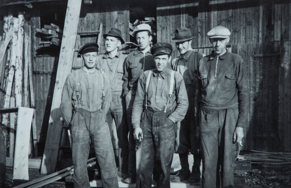 Foto fra Enger Trevare i 1949, i den gamle fabrikken. Før brannen.
Foran fra venstre: Kåre Lier og Olav Jenssen. Bak fra venstre: Ole P. Myrli, Ukjent, Ukjent og Gudbrand Enger (eier).