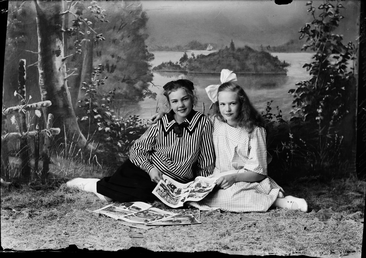 Tyra Edhlund och en flicka med en tidning i knät, Östhammar, Uppland